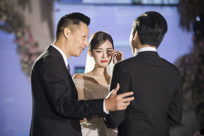 Xúc động khoảnh khắc mỹ nhân khóc khi nghe bố mẹ dặn dò trong hôn lễ