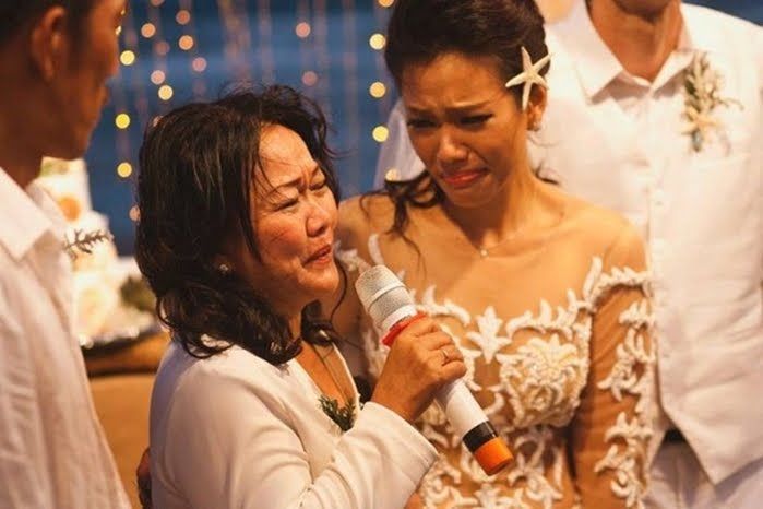 Xúc động khoảnh khắc mỹ nhân khóc khi nghe bố mẹ dặn dò trong hôn lễ