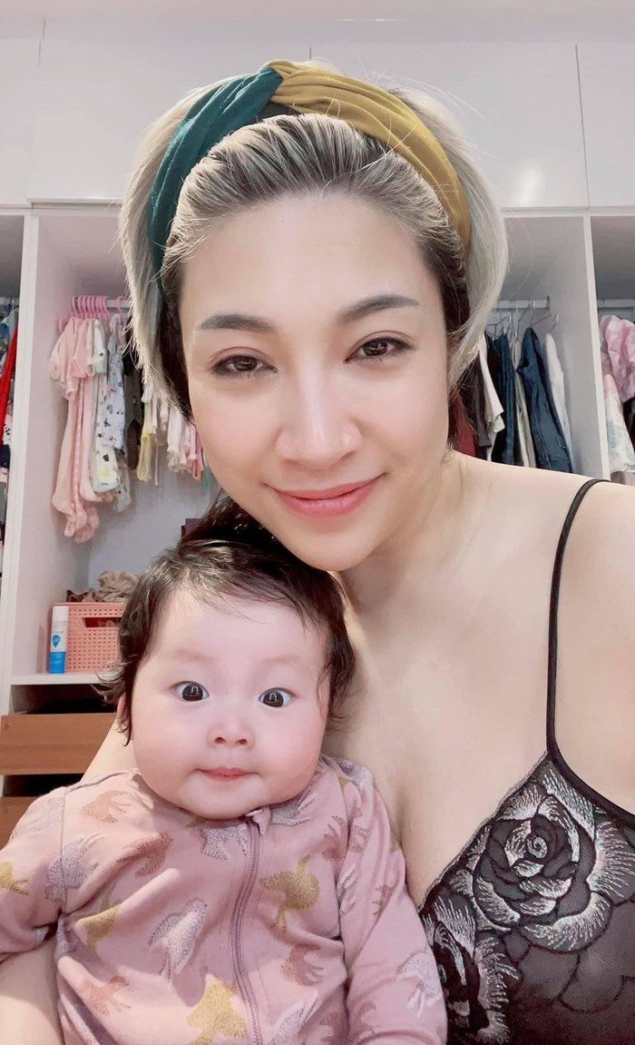 Pha Lê cho con 3 tháng tập xoạc chân, bé mếu khóc