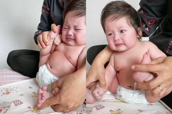 Pha Lê cho con 3 tháng tập xoạc chân, bé mếu khóc