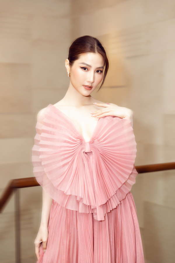 Lan Ngọc - Diễm My - Nhã Phương: 3 ngọc nữ sinh năm 90 của Vbiz