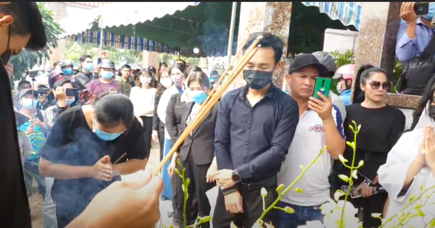 Khung cảnh lễ an táng ca sĩ Vân Quang Long