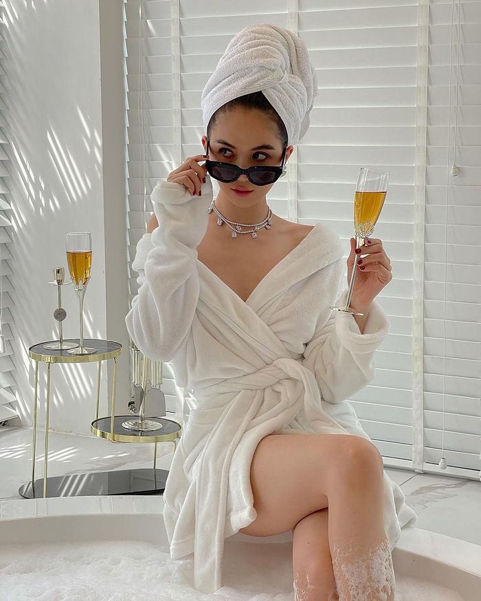 Chùm hình ảnh các sao nữ Việt chụp trong bồn tắm