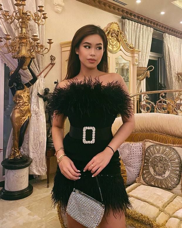 Style sao Việt đón 2021: Ngọc Trinh nổi loạn với trang phục cái bang