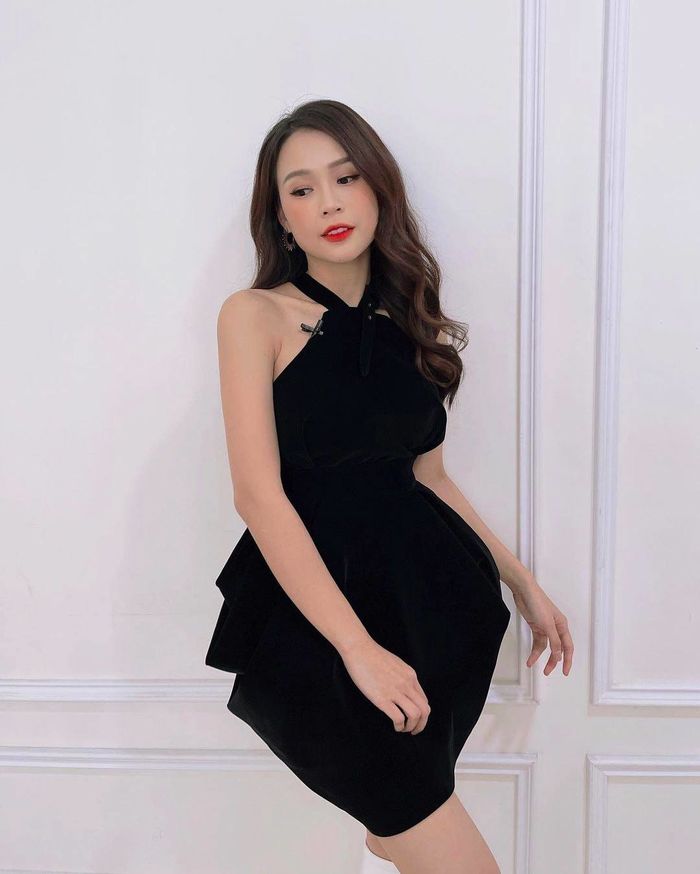 Style sao Việt đón 2021: Ngọc Trinh nổi loạn với trang phục cái bang