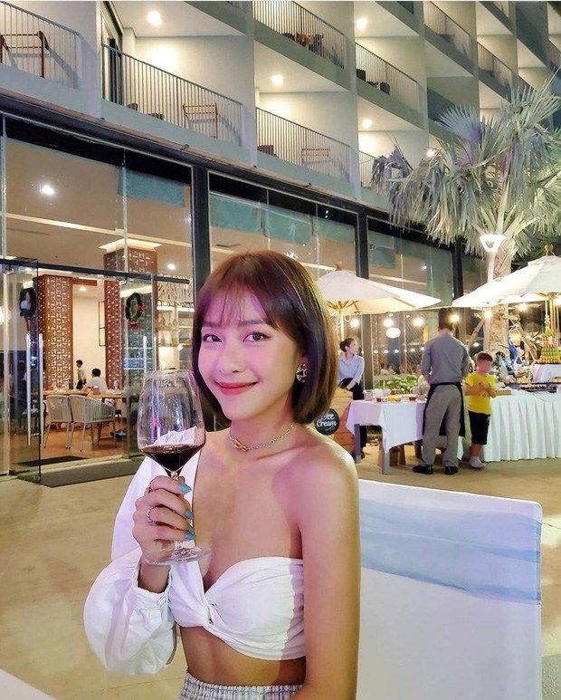 Style sao Việt đón 2021: Ngọc Trinh nổi loạn với trang phục cái bang