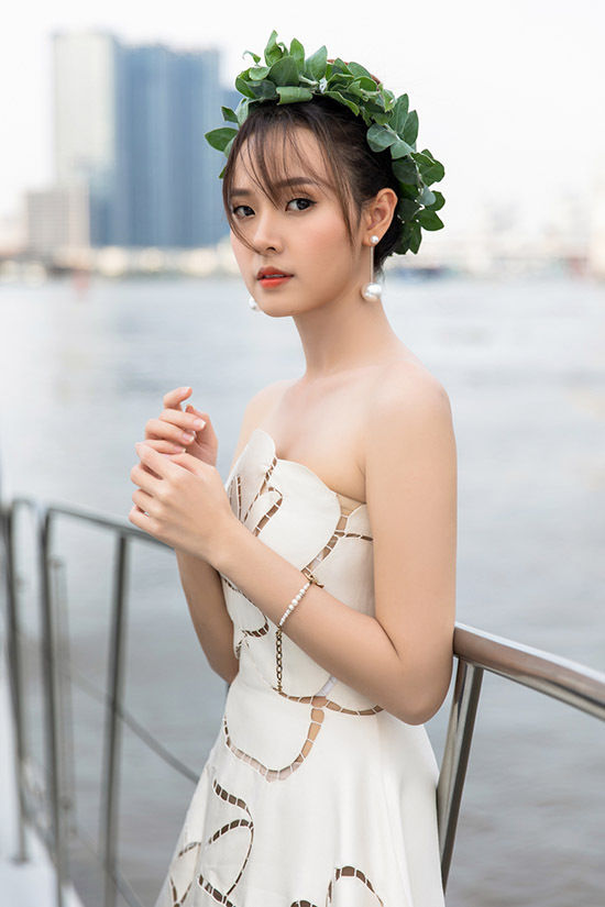 Midu mở tiệc sang chảnh trên du thuyền triệu đô