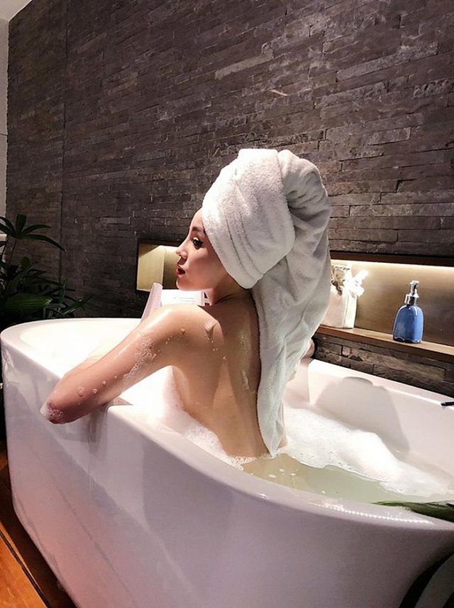 Chùm hình ảnh các sao nữ Việt chụp trong bồn tắm