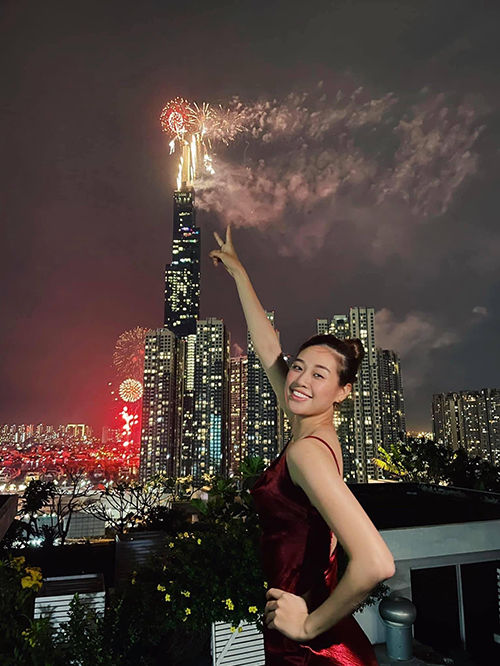 Style sao Việt đón 2021: Ngọc Trinh nổi loạn với trang phục cái bang