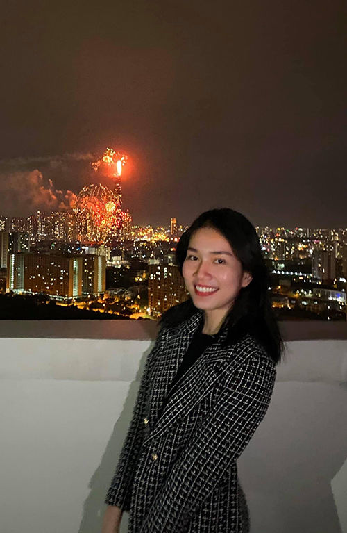 Style sao Việt đón 2021: Ngọc Trinh nổi loạn với trang phục cái bang