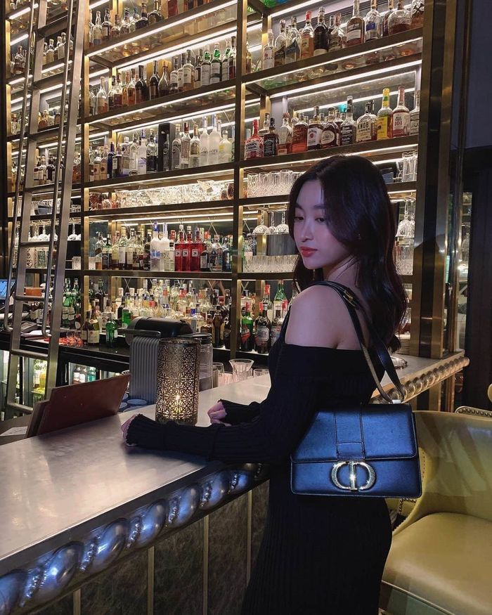Style sao Việt đón 2021: Ngọc Trinh nổi loạn với trang phục cái bang