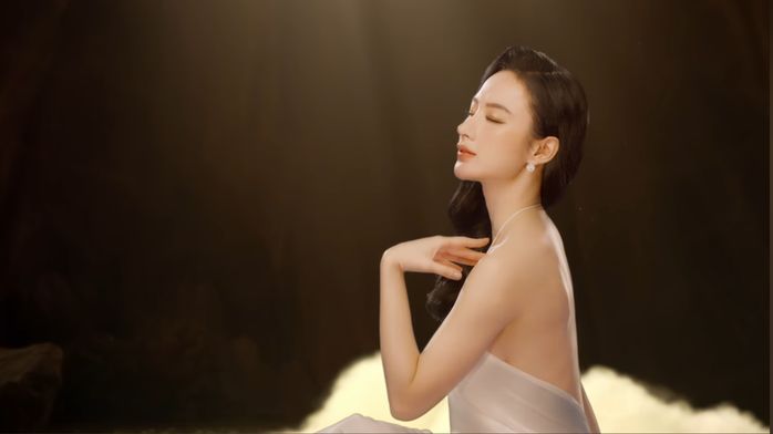 Angela Phương Trinh đọ sắc Á hậu Tú Anh, Khánh Linh