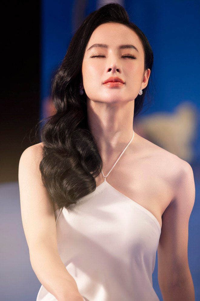 Angela Phương Trinh tái xuất nóng bỏng khoe vòng một lấp ló