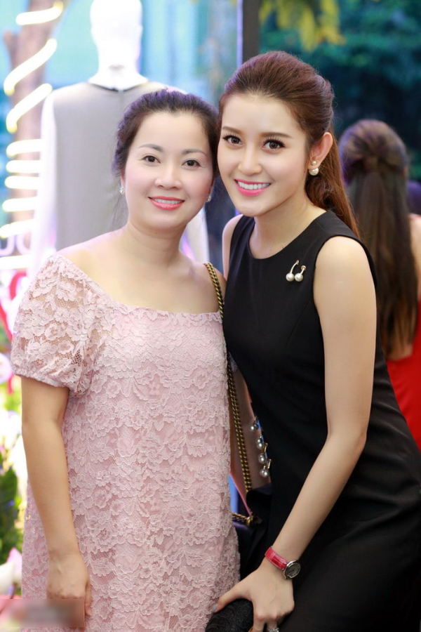 Những mẹ con sao Việt nhìn như chị em