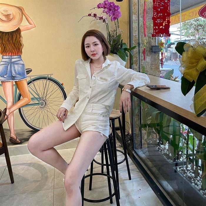 Sao Việt diện quần short ngắn cũn cỡn