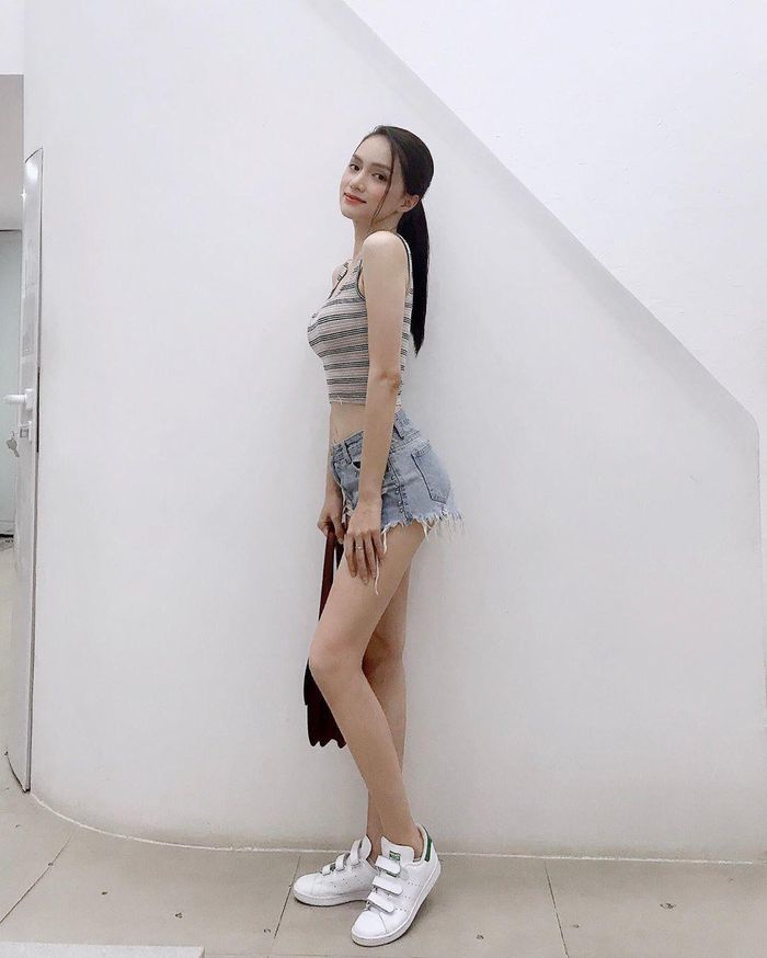 Sao Việt diện quần short ngắn cũn cỡn