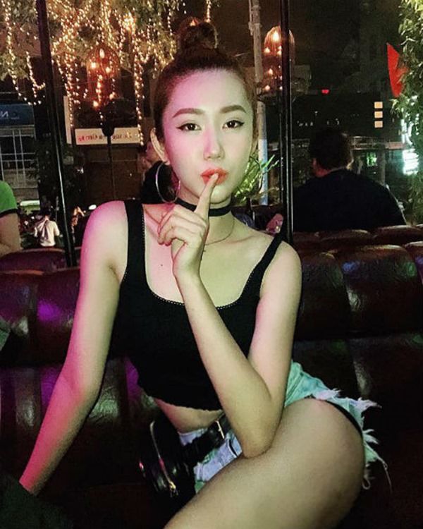 Sao Việt diện quần short ngắn cũn cỡn