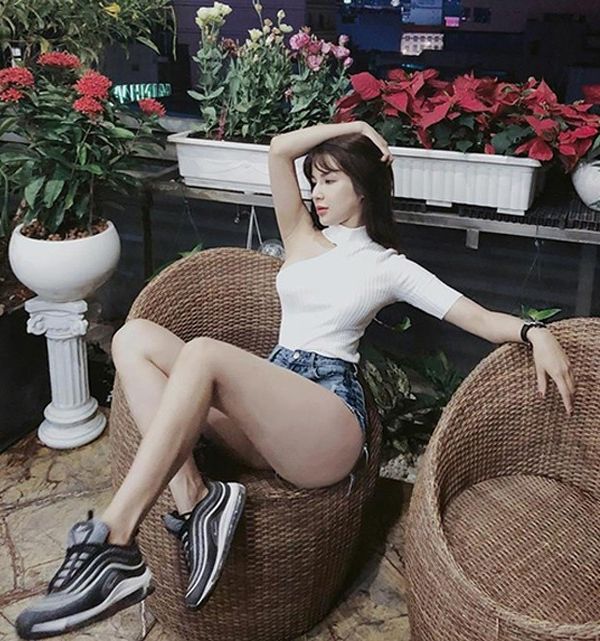 Sao Việt diện quần short ngắn cũn cỡn