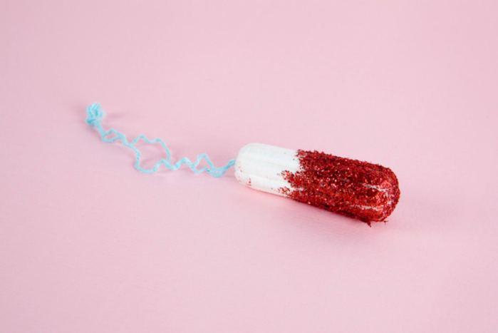 Chàng trai phát cáu khi bạn gái sử dụng tampon cả ngày