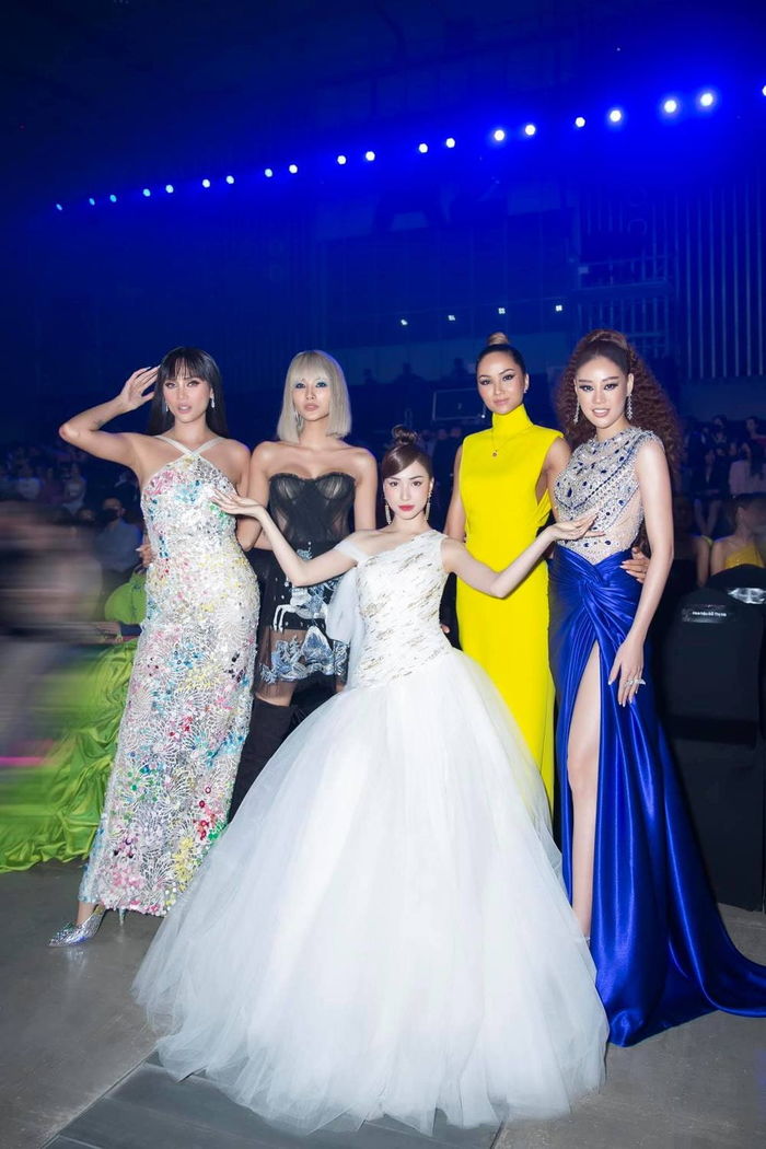Hòa Minzy tự tin đọ sắc bên các chân dài