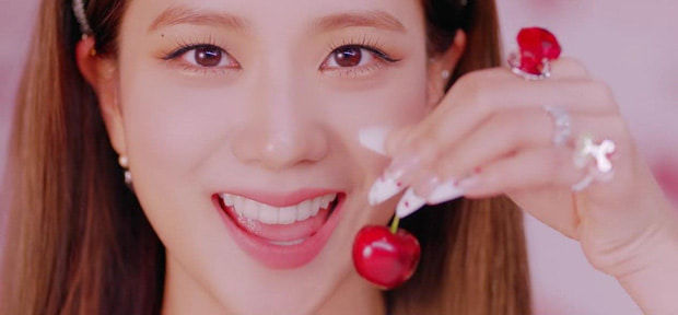 Bắt trend làm nail giống Jisoo, Ngọc Trinh nhận về cái kết đắng