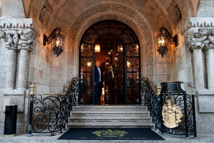Vợ chồng Donald Trump về dinh thự Mar-a-Lago dát vàng