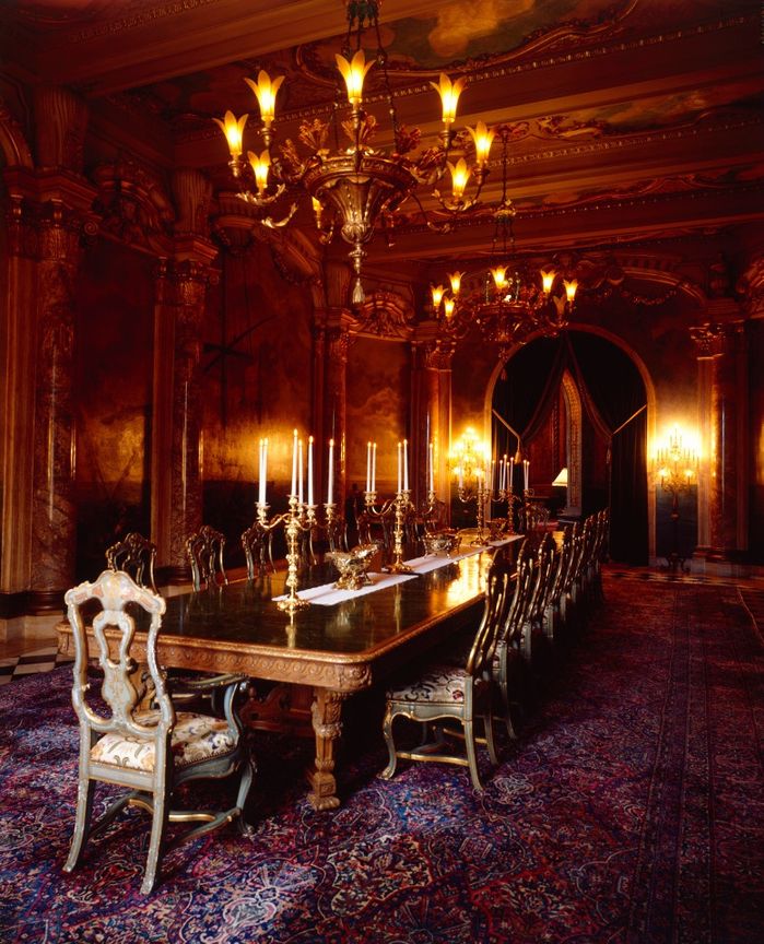 Vợ chồng Donald Trump về dinh thự Mar-a-Lago dát vàng