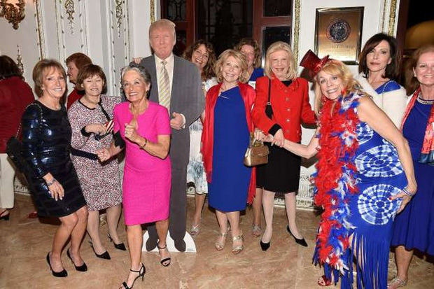Vợ chồng Donald Trump về dinh thự Mar-a-Lago dát vàng