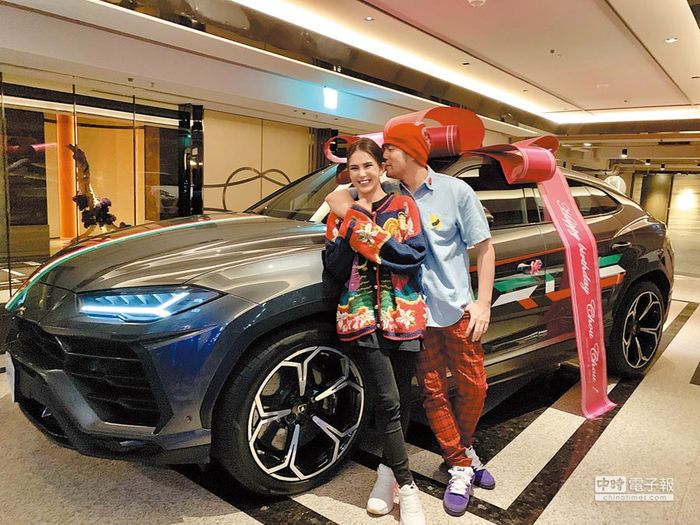 Châu Kiệt Luân tặng xe cổ cho Vương Tuấn Khải (TFBoys)