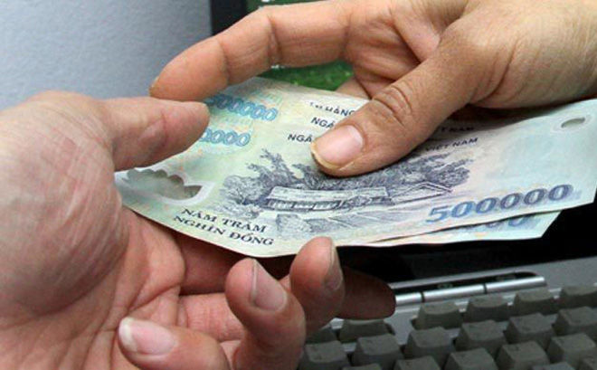 Vợ trẻ không vui khi chồng được thưởng Tết 3 triệu đồng