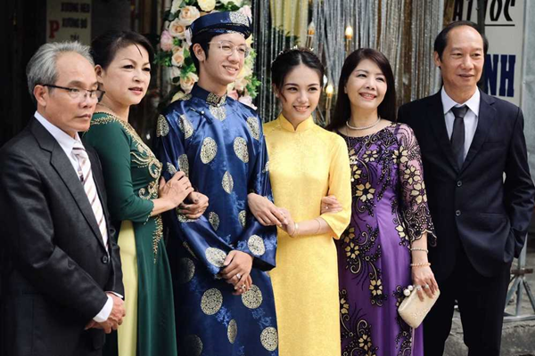 Chuyện tình nụ hôn đặt gạch năm 3 tuổi gây sốt cộng đồng mạng