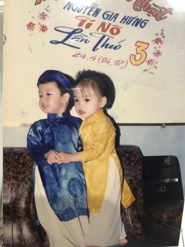 Chuyện tình nụ hôn đặt gạch năm 3 tuổi gây sốt cộng đồng mạng