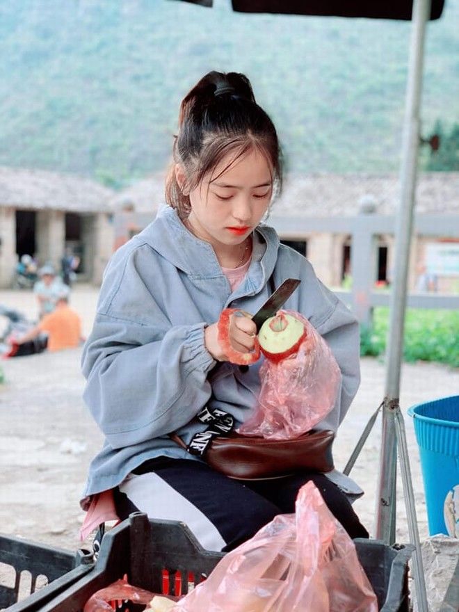 Cô bé bán lê Hà Giang giờ là hướng dẫn viên du lịch