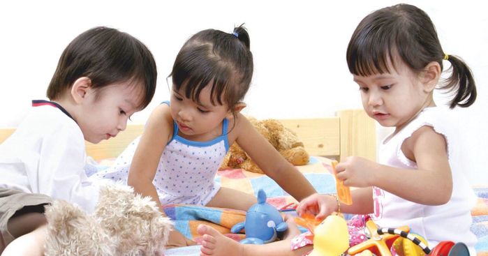 Bé 2 tuổi nuốt pin cúc áo được cấp cứu bằng mật ong kịp thời