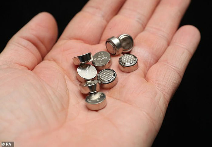 Bé 2 tuổi nuốt pin cúc áo được cấp cứu bằng mật ong kịp thời