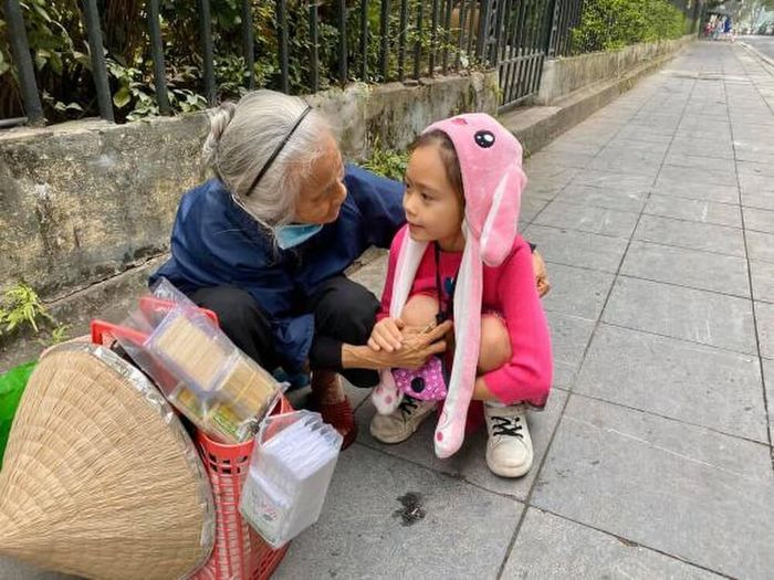 Con gái Đoan Trang sẵn sàng dùng tiền bỏ heo tặng người già