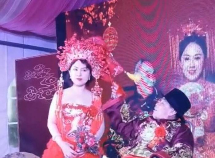 Người đẹp 38 tuổi vẫn lấy cụ ông 80, ngồi xe lăn