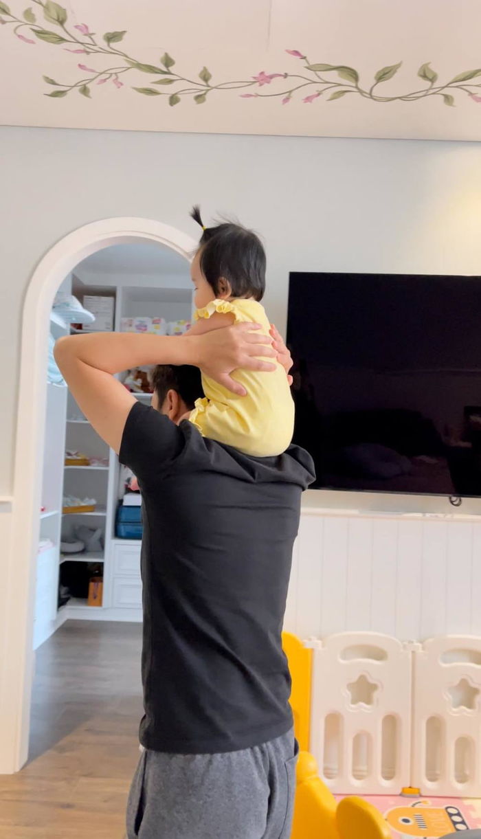 Đàm Thu Trang mặc đồ bộ, lái siêu xe chở con gái đi dạo