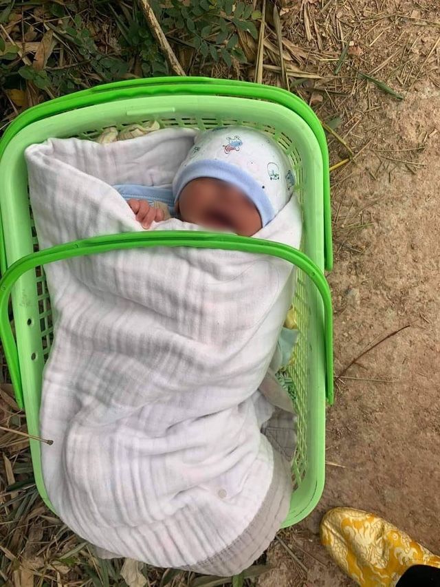 Bé trai bị bỏ trước cổng chùa, Không biết bố con mình là ai