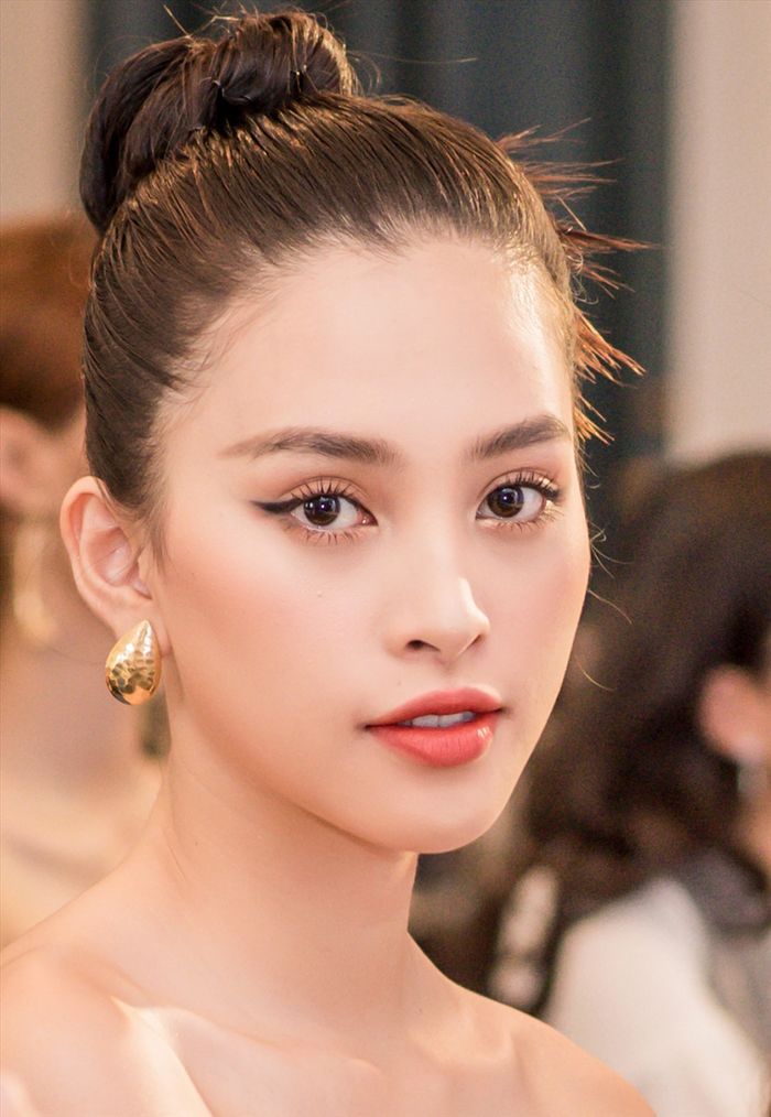 Đọ sắc 2 nàng Hậu: Trần Tiểu Vy và Phạm Hương