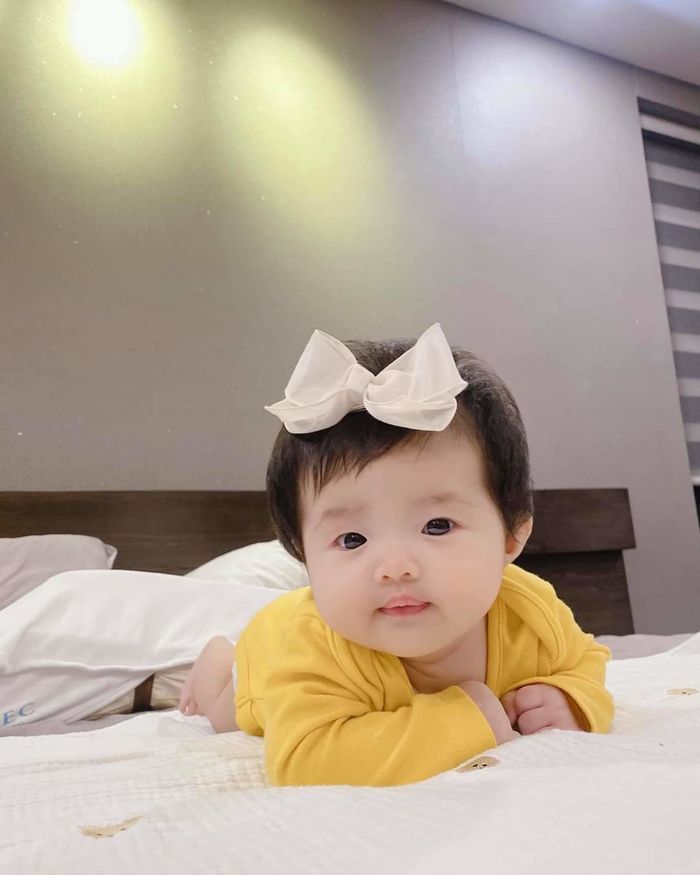Đông Nhi địu con gái Winnie đi chơi, ra dáng mẹ bỉm chính hiệu