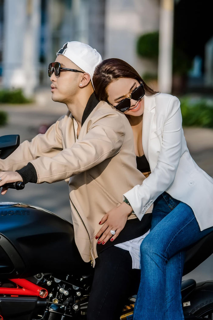 Tiền lương sao Việt được vợ phát mỗi tháng