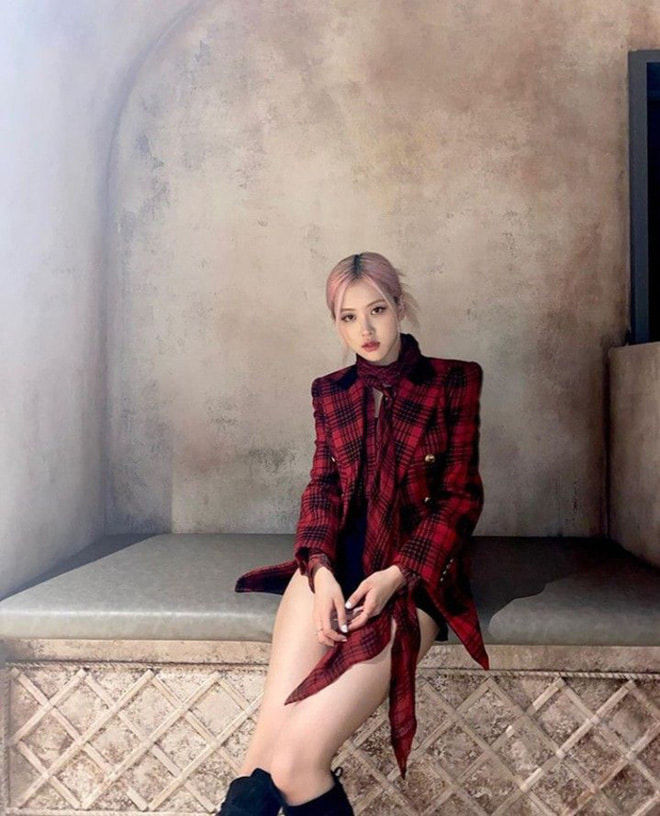 Lâm Tâm Như đụng hàng váy trăm triệu với Rosé (BLACKPINK)