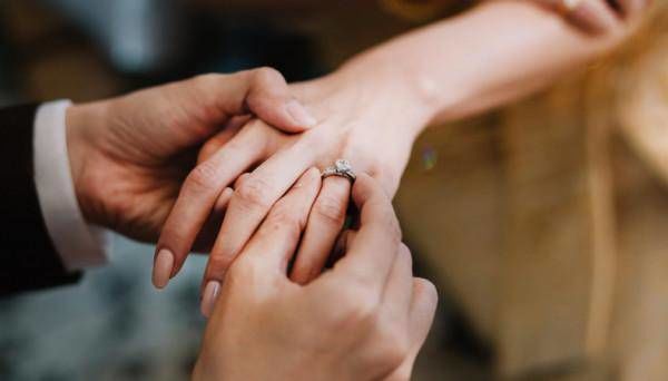 Cầu hôn bạn gái trên đỉnh núi, cả hai bất ngờ trượt chân ngã xuống vực