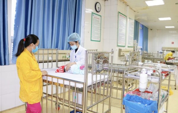 Em bé 2,5 tháng tuổi ngưng thở vì rửa mũi bằng nước muối