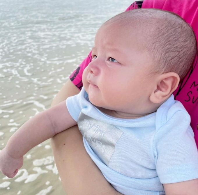 Hồ Ngọc Hà khoe ảnh cận mặt con gái cưng Lisa