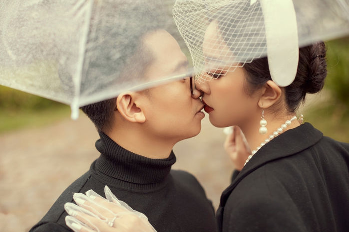 Hậu hôn lễ đeo vàng trĩu cổ, Thúy An tung ảnh cưới siêu lãng mạn