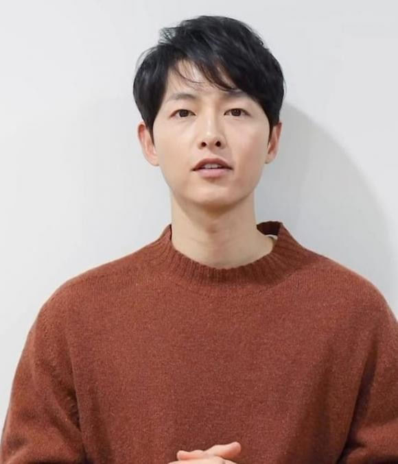Hậu ly hôn, Song Joong Ki ngày càng già nua dù cố gắng trau chuốt