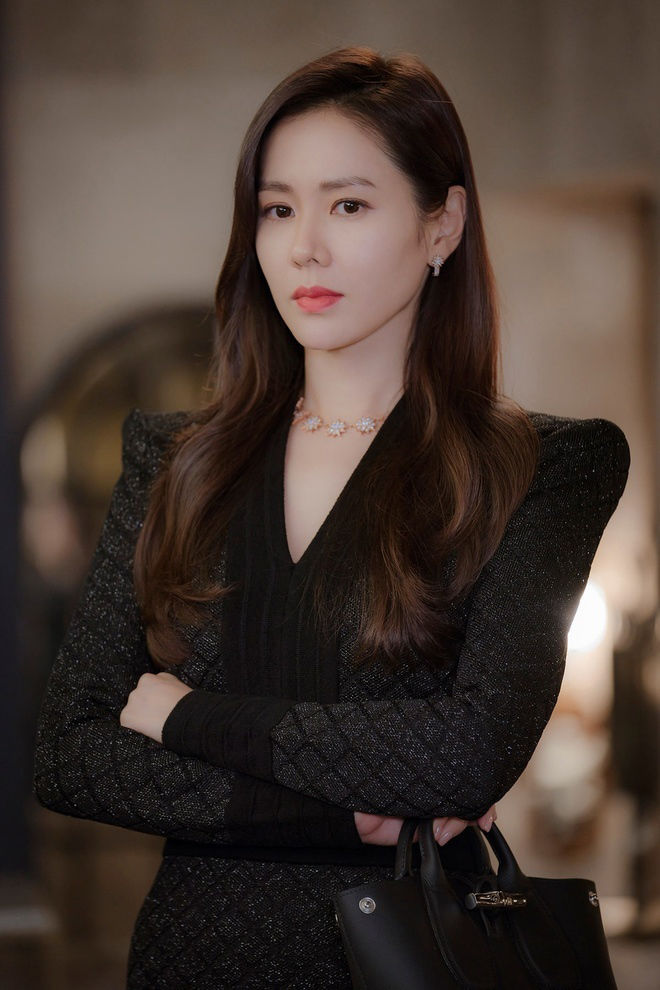Hẹn hò Hyun Bin, Son Ye Jin trở thành mỹ nhân được ngưỡng mộ nhất Kbiz