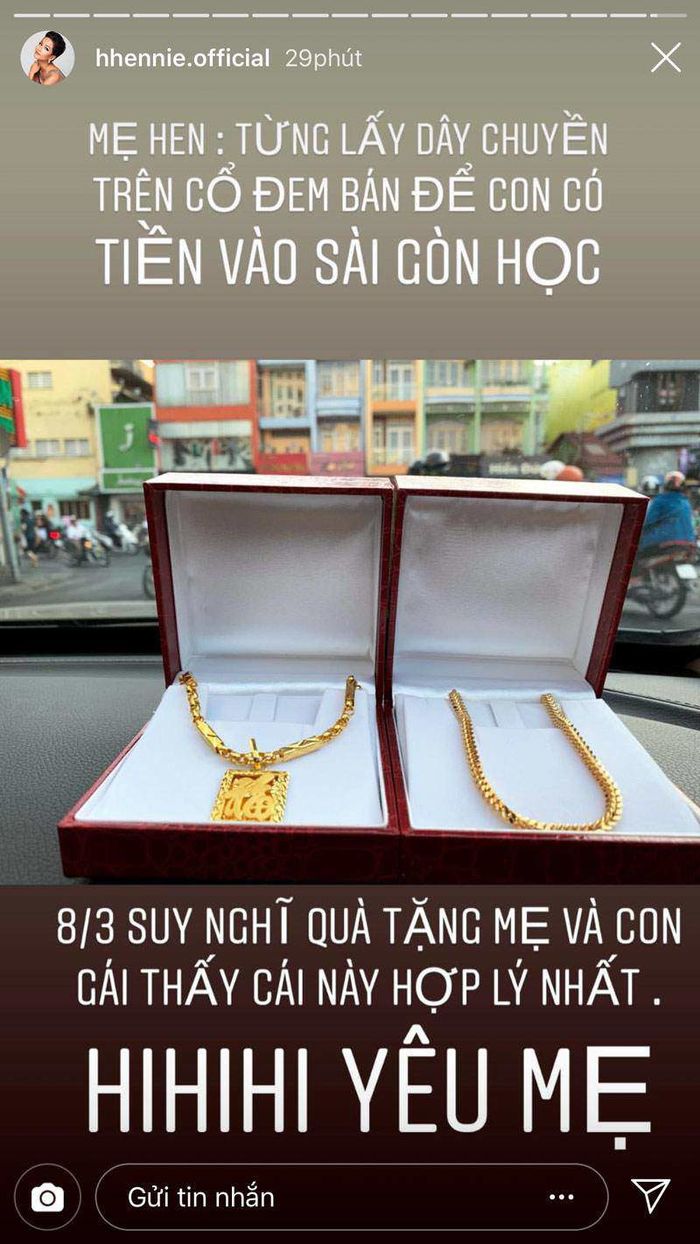 H'Hen Niê bất ngờ khoe ảnh đeo vàng trĩu cổ